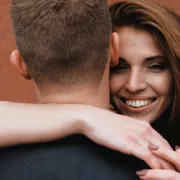 Šest strastvenih poza uz koje će vam ovo Valentinovo biti najvatrenije dosad