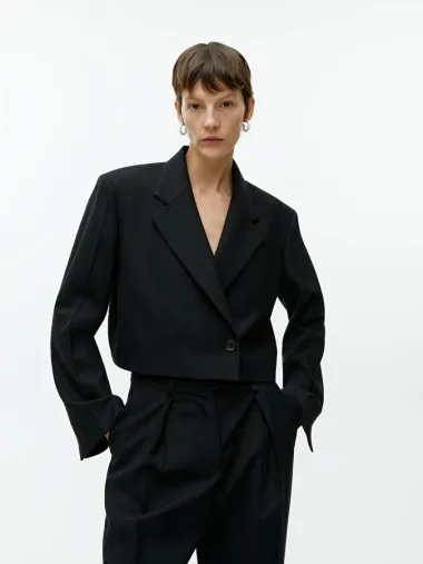 Zaboravi na oversized: Kratki sakoi su modni hit za proljeće