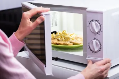 Od jaja do krumpirića: 6 namirnica koje možeš pripremiti i u mikrovalnoj pećnici