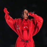 Rihanna odličnim nastupom u poluvremenu SuperBowla, potvrdila sretne vijesti