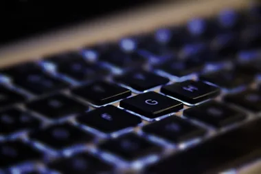 Kako očistiti tipkovnicu na laptopu?