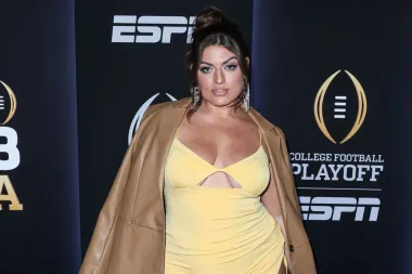 Plus-size influencerice vs. slavne žene: Kome bolje stoje iste modne kombinacije?