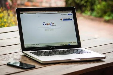 Vodič za vraćanje ekrana na laptopu na početne postavke