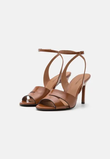Voliš dizajnerske sandale? Pronašle smo modele na sniženjima koji će začiniti svaki look