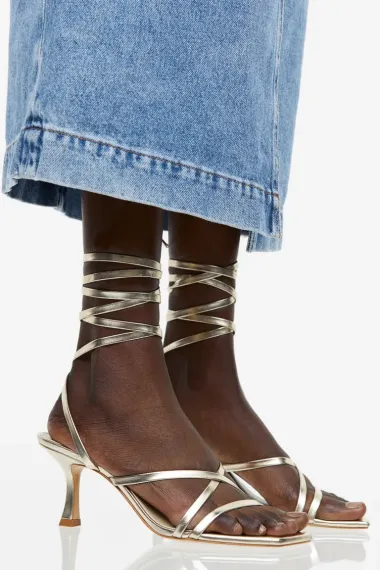 Što je ljeto bez sandala? Ovi modeli u zlatnoj boji začinit će svaki look