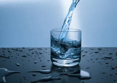 5 načina kako nam voda pomaže u bržem mršavljenju (i koliko je piti)