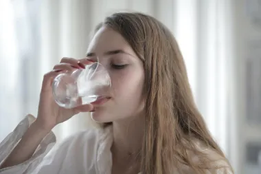 5 načina kako nam voda pomaže u bržem mršavljenju (i koliko je piti)