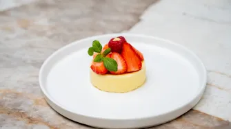 Pavlova s jagodama mnogima je omiljeni kolač, a mi imamo recept poznatog chefa Roberta Hromalića