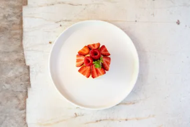 Pavlova s jagodama mnogima je omiljeni kolač, a mi imamo recept poznatog chefa Roberta Hromalića