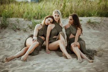Pronašle smo idealnu ručno rađenu haljinu za plažu, a iza nje stoji Mateja Filipović i njezin Petit Fil