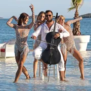 Hauser violončelom oživio latino hit 'Obsesión'