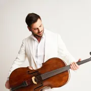 Svjetski poznatoj božićnoj pjesmi, Amazing Grace, HAUSER je dodao svoju čaroliju