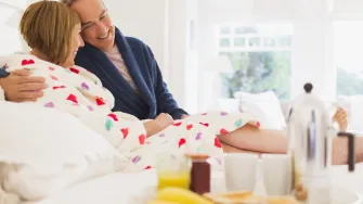 Maksimalno uživaj: 5 najboljih poza za 'igrice u krevetu' nakon menopauze