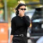 Ima se, može se: Irina Shayk svog psića nosi u torbi koju žele mnoge žene
