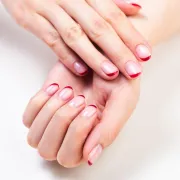 Tražiš inspiraciju? U trendu su francuske manikure u razigranoj varijanti