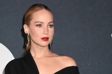 Za svaku figuru: Crnu asimetričnu haljinu Jennifer Lawrence poželjet će svaka žena