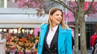 Lejla Filipović u zavodljivom outfitu s točkicama uz torbu koju nose mnoge Hrvatice