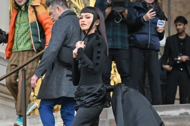 Vraćamo se eleganciji crne – slavne dame opet nose crne svečane outfite