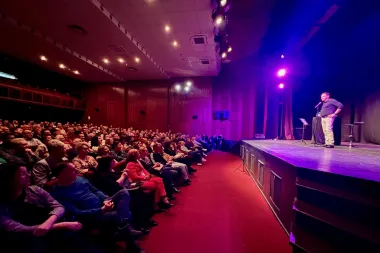 Enis Bešlagić premijerno, uz ovacije publike, izveo prvu samostalnu autorsku predstavu 'Da sam ja neko'