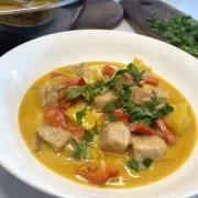 Brzi ručak na žlicu: Recept za svinjski gulaš s vrhnjem i paprikom