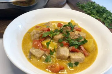 Brzi ručak na žlicu: Recept za svinjski gulaš s vrhnjem i paprikom