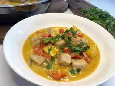 Brzi ručak na žlicu: Recept za svinjski gulaš s vrhnjem i paprikom