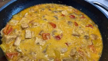 Brzi ručak na žlicu: Recept za svinjski gulaš s vrhnjem i paprikom