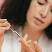 Kako pravilno koristiti serume s vitaminom C za rješavanje tamnih mrlja?
