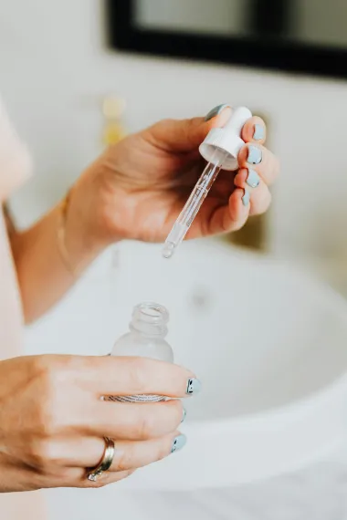 Kako pravilno koristiti serume s vitaminom C za rješavanje tamnih mrlja?