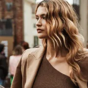 Naše influencerice obožavaju ženstvene topove - kombiniraju ih uz razne outfite