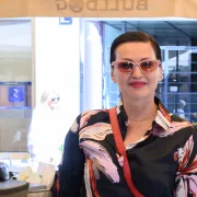 Sve nijanse crvene i košulja iz Zare: Nina Badrić oduševila outfitom u kojem je kombinirala različite uzorke