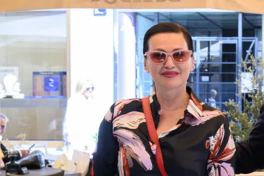 Sve nijanse crvene i košulja iz Zare: Nina Badrić oduševila outfitom u kojem je kombinirala različite uzorke