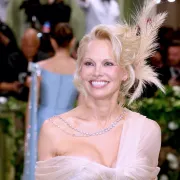 Pamela Anderson se ipak našminkala za Met Galu, iako se odlučila za život bez šminke