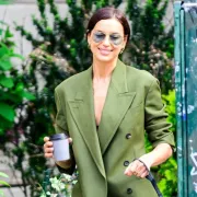 Irina Shayk u efektnom maslinastom odijelu - pronašli smo pristupačne modele