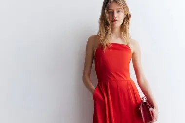 Upečatljiva crvena boja - izdvojili smo top komade iz H&M-a i Zare