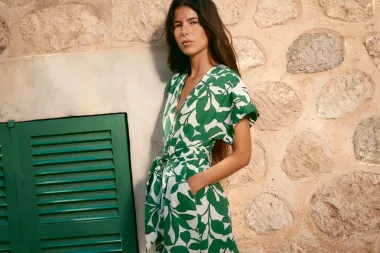18 razigranih ljetnih haljina koje nosimo na posao ovo ljeto