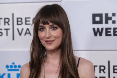 Ravne slingback cipele su hit sezone – evo kako ih nosi Dakota Johnson