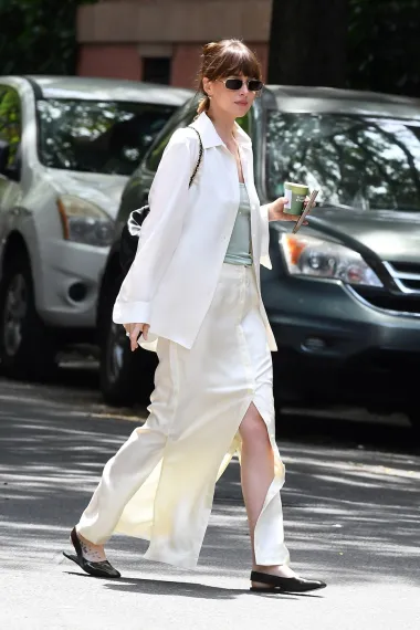 Ravne slingback cipele su hit sezone – evo kako ih nosi Dakota Johnson