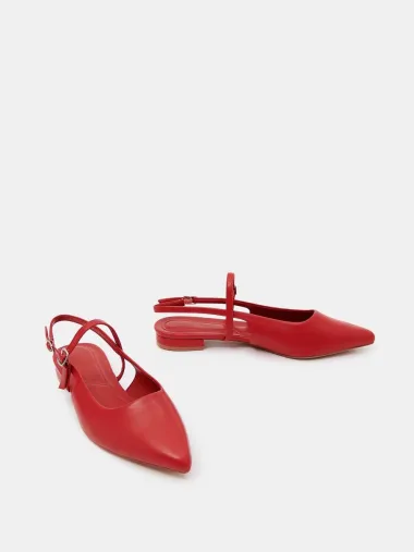 Ravne slingback cipele su hit sezone – evo kako ih nosi Dakota Johnson