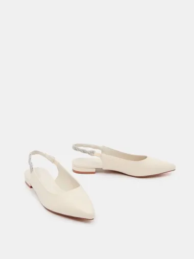 Ravne slingback cipele su hit sezone – evo kako ih nosi Dakota Johnson