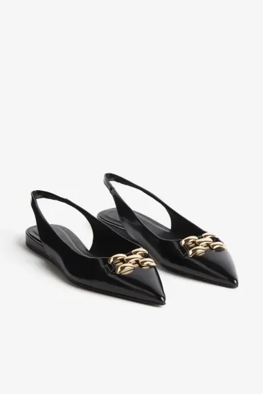 Ravne slingback cipele su hit sezone – evo kako ih nosi Dakota Johnson
