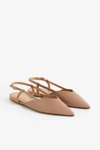Ravne slingback cipele su hit sezone – evo kako ih nosi Dakota Johnson