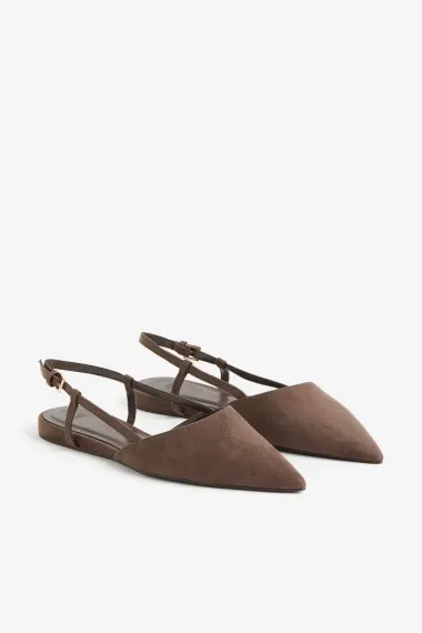 Ravne slingback cipele su hit sezone – evo kako ih nosi Dakota Johnson