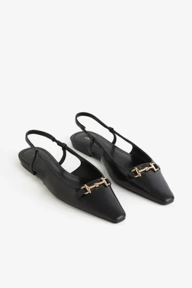 Ravne slingback cipele su hit sezone – evo kako ih nosi Dakota Johnson