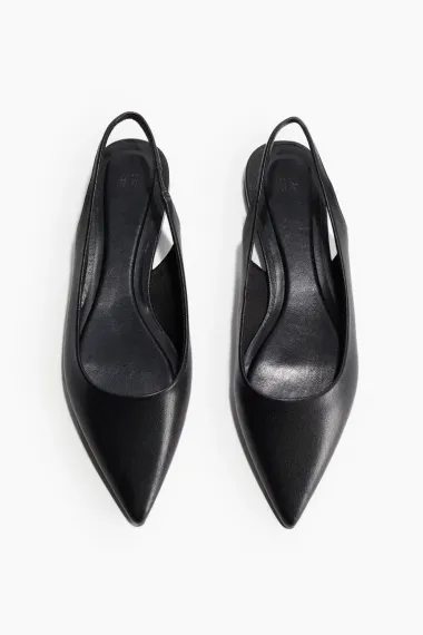 Ravne slingback cipele su hit sezone – evo kako ih nosi Dakota Johnson