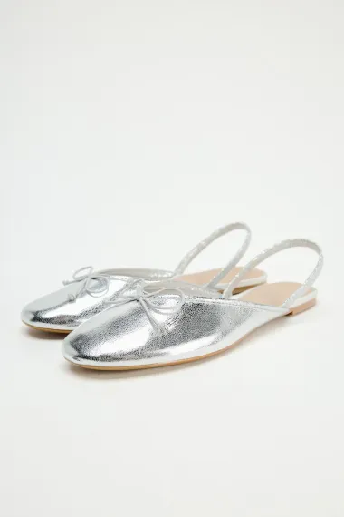 Ravne slingback cipele su hit sezone – evo kako ih nosi Dakota Johnson