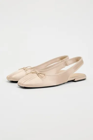 Ravne slingback cipele su hit sezone – evo kako ih nosi Dakota Johnson