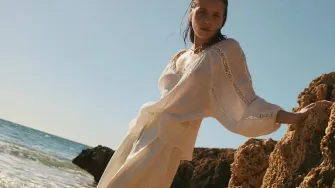 17 lepršavih modela: Bijele bluze, košulje i tunike idealne za tople ljetne dane pred nama