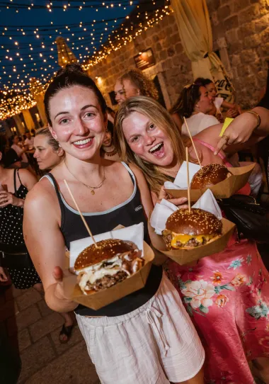 Vodič kroz gastro-spektakl u Dubrovniku: Koji su favoriti prvog Burger festivala?