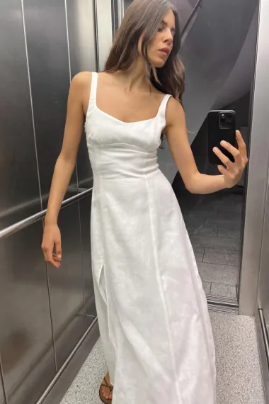 Bijela haljina je omiljeni klasik, a najljepše modele ove sezone ima Zara